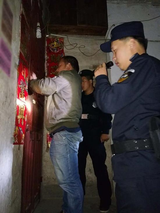 泰安粗心妈妈误将幼女锁家中 