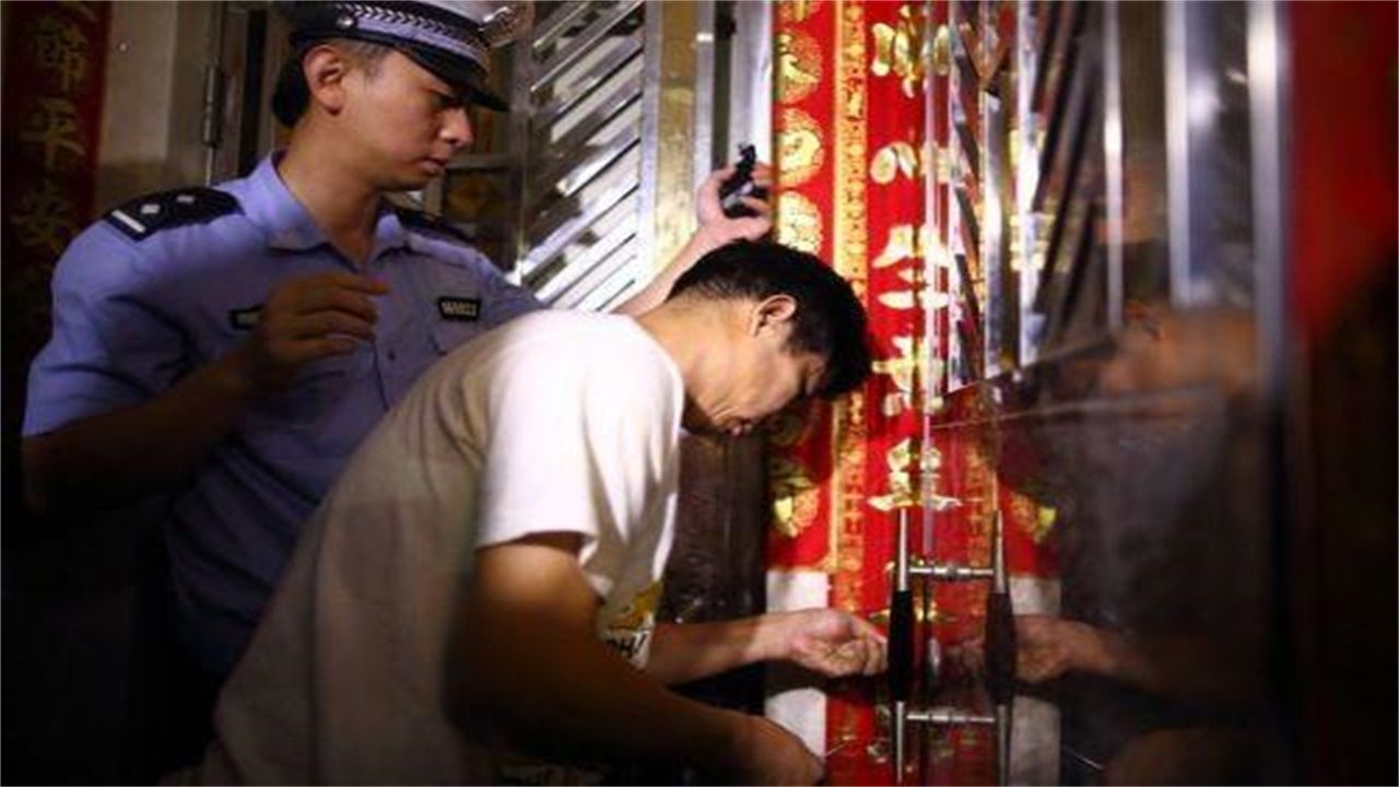 泰安请开锁师傅开了锁后，师傅